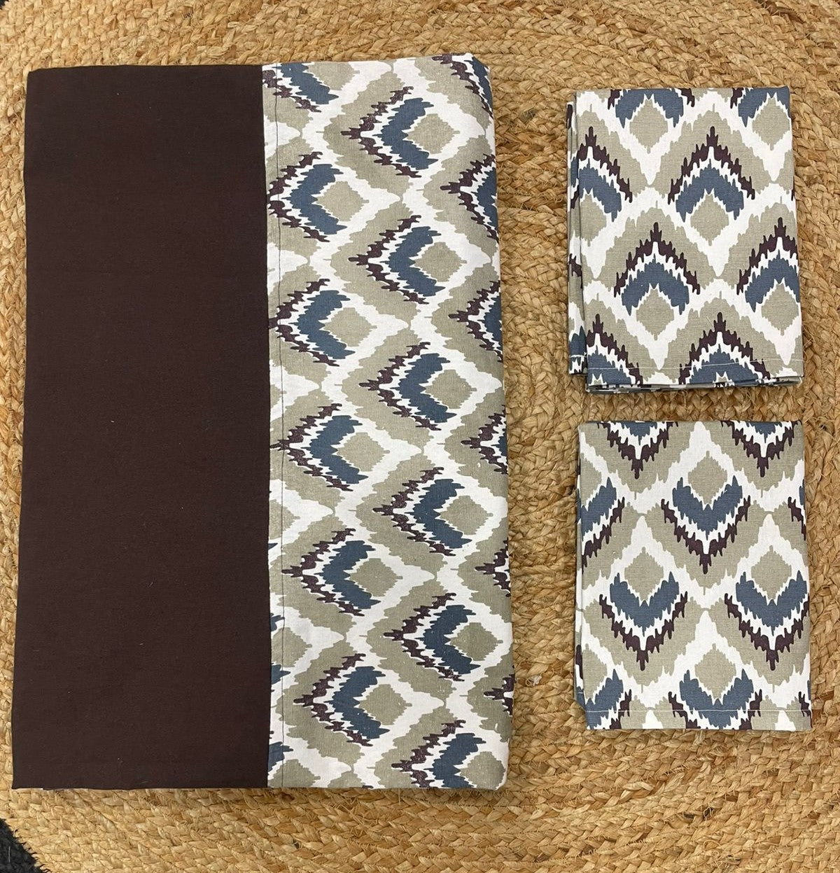 Queen size border bedspread - Brown with dusty blue zigzag