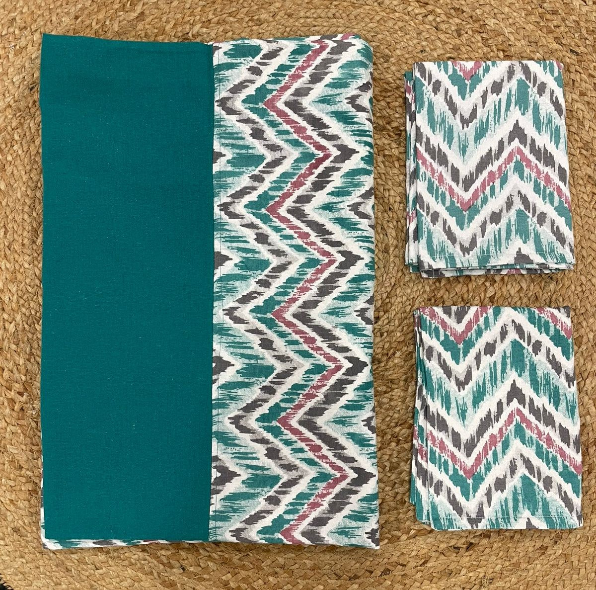 Queen size border bedspread - Green zigzag